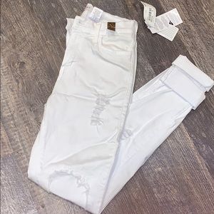 🤍NWT- Vibrant Ripped Jeans🤍